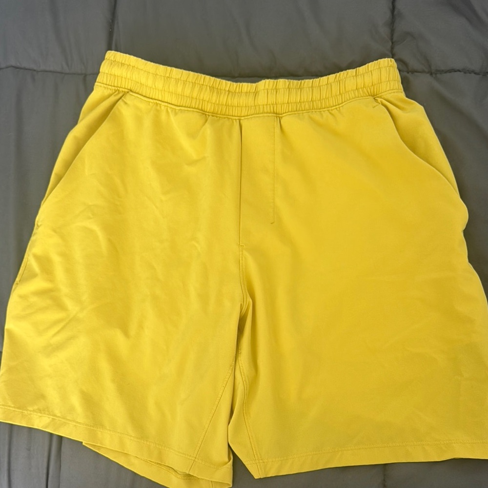 Lululemon Yellow Men's Pace Shorts
Worn a couple times
100% authentic